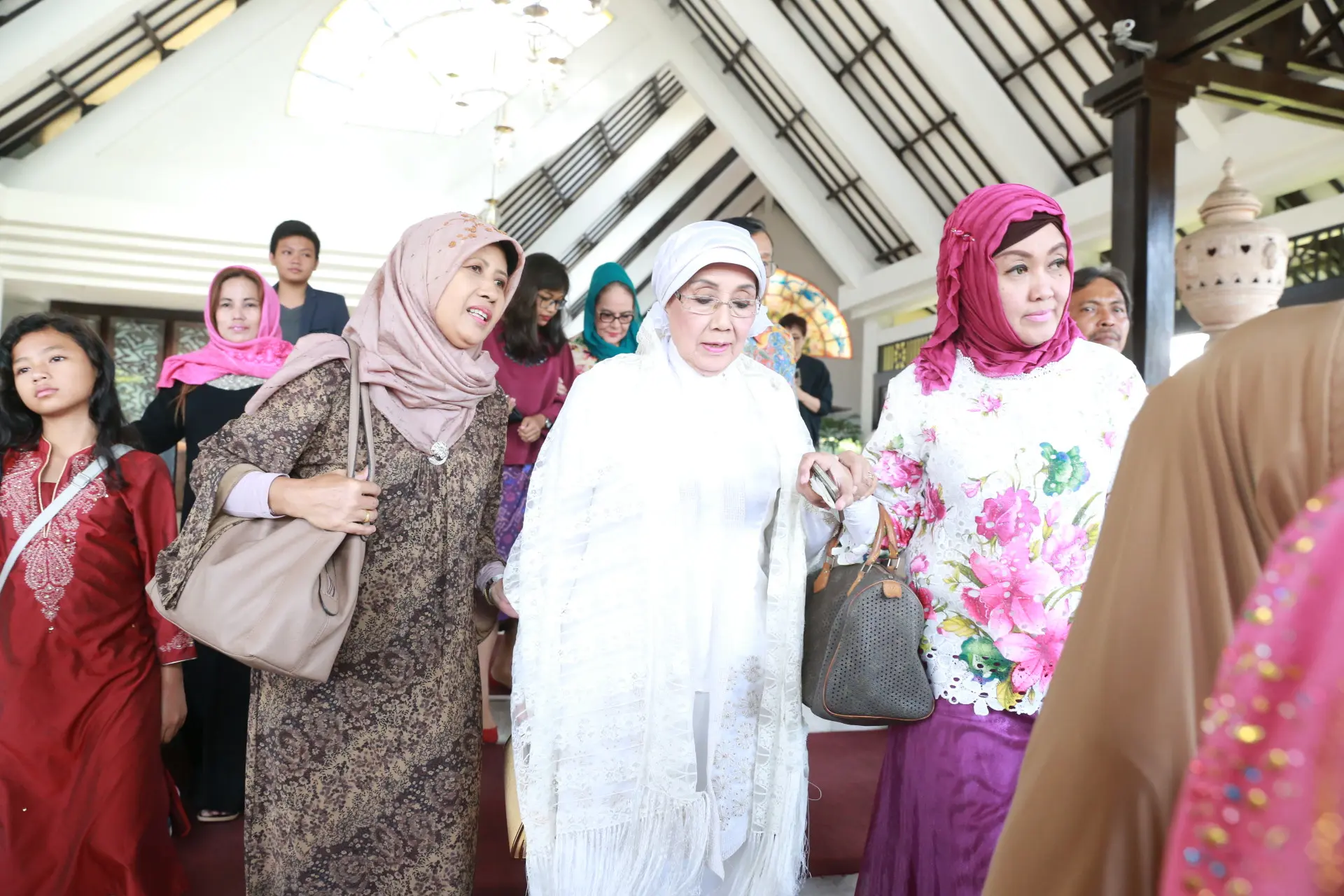 Keluarga setia mendampingi Nani Wijaya dan Ajip Rosidi. (Adrian Putra/Bintang.com)