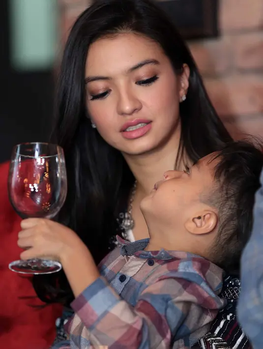 "Kebetulan dari kecil aku sekolah di luar negeri, jadi mungkin aku harus menggali lagi agama ku sendiri. Lewat ini juga aku jadi termotivasi untuk belajar agamaku sendiri," ungkap Raline, Rabu (7/12/2016). (Deki Prayoga/Bintang.com)