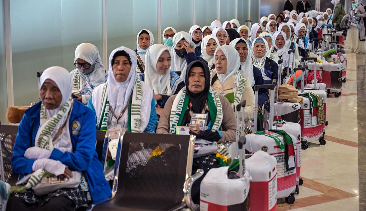 Sebagai informasi, total kuota haji Indonesia pada tahun 2026 berjumlah 221.000 jemaah, yang terdiri dari 203.320 reguler dan 17.680 khusus. Tampak dalam foto, jemaah haji Indonesia menunggu waktu keberangkatan untuk melaksanakan ibadah haji tahunan, di Bandara Internasional Juanda, Sidoarjo, Jawa Timur, Rabu 22 April 2026. (JUNI KRISWANTO/AFP)