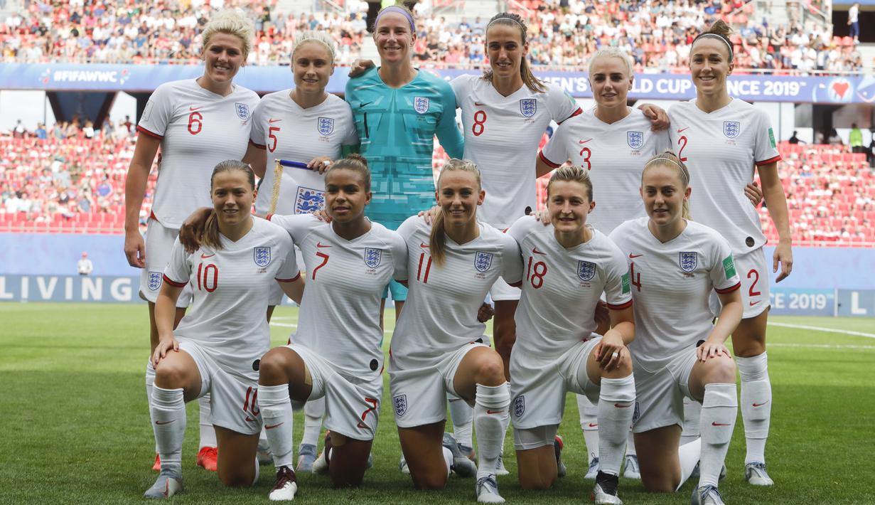 Tim Inggris yang diarsiteki oleh Gareth Southgate berpose sebelum menjalani laga melawan Kamerun di babak 16 besar Piala Dunia Wanita 2019 di Stade du Hainaut stadium, Valenciennes, Prancis. ( AP/Michel Spingler )