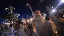 Para peserta dalam balutan serba putih  berkumpul untuk Dinner en Blanc atau "makan malam putih" di Tuileries Gardens, Paris, Kamis (6/6/2019). Sesuai tradisi, penyelenggara piknik pop-up ini merahasiakan lokasi acara tahunan ini sampai menit terakhir. (Lucas BARIOULET/AFP)