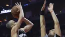 Pebasket San Antonio Spurs, Manu Ginobili, berusaha menghalau pebasket Houston Rockets, Ryan Anderson pada Gim 4 Semifinal Wilayah Barat di Stadion AT&T Center, Minggu (7/5/2017). Houston Rockets menang 125-104. (AFP/Ronald Martinez).