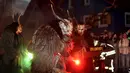 Seorang pria berpakaian seperti Krampus, mahkluk setengah kambing dan setengah iblis, dalam acara di Boerwang, Jerman, 24 November 2018. Dalam tradisi Natal ini Krampus berkeliaran di jalanan menakuti anak-anak yang nakal. (KARL-JOSEF HILDENBRAND/DPA/AFP)