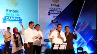 Menteri Perhubungan (Menhub) Budi Karya Sumadi menghibur mahasiswa yang hadir dalam EMTEK Goes To Campus (EGTC) 2017 di UGM Yogyakarta, dengan bernyanyi. (Liputan6.com/Switzy Sabandar)