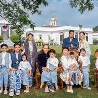 Sebelum lengser, Presiden Jokowi dan keluarganya termasuk para mantu dan cucu berfoto di depan istana negara di Bogor. Tampak Erina Gudono pun masih dalam keadaan hamil saat foto ini diambil oleh Rio Motret. [@riomotret]