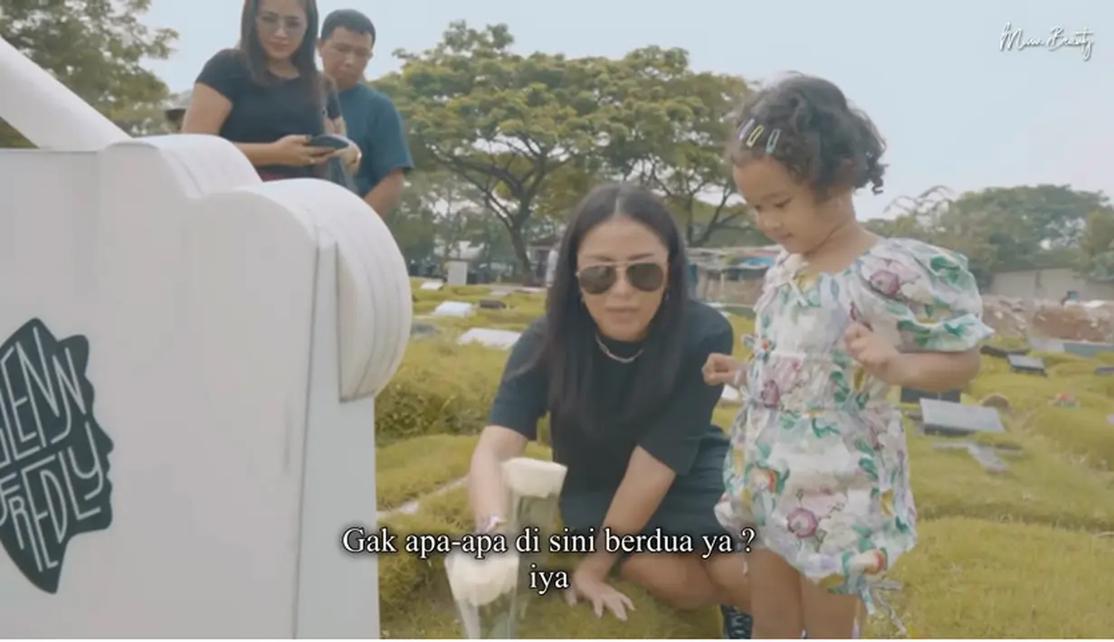 Sekedar informasi, salah satu musisi terbaik di Indonesia itu meninggal dunia pada Rabu (8/4/2020). Ayah Gewa itu meninggal dalam usia 44 tahun akibat penyakit meningitis. Suami penyanyi Mutia Ayu itu dimakamkan di TPU Tanah Kusir, Jakarta Selatan. [Youtube/Mutia Ayu]