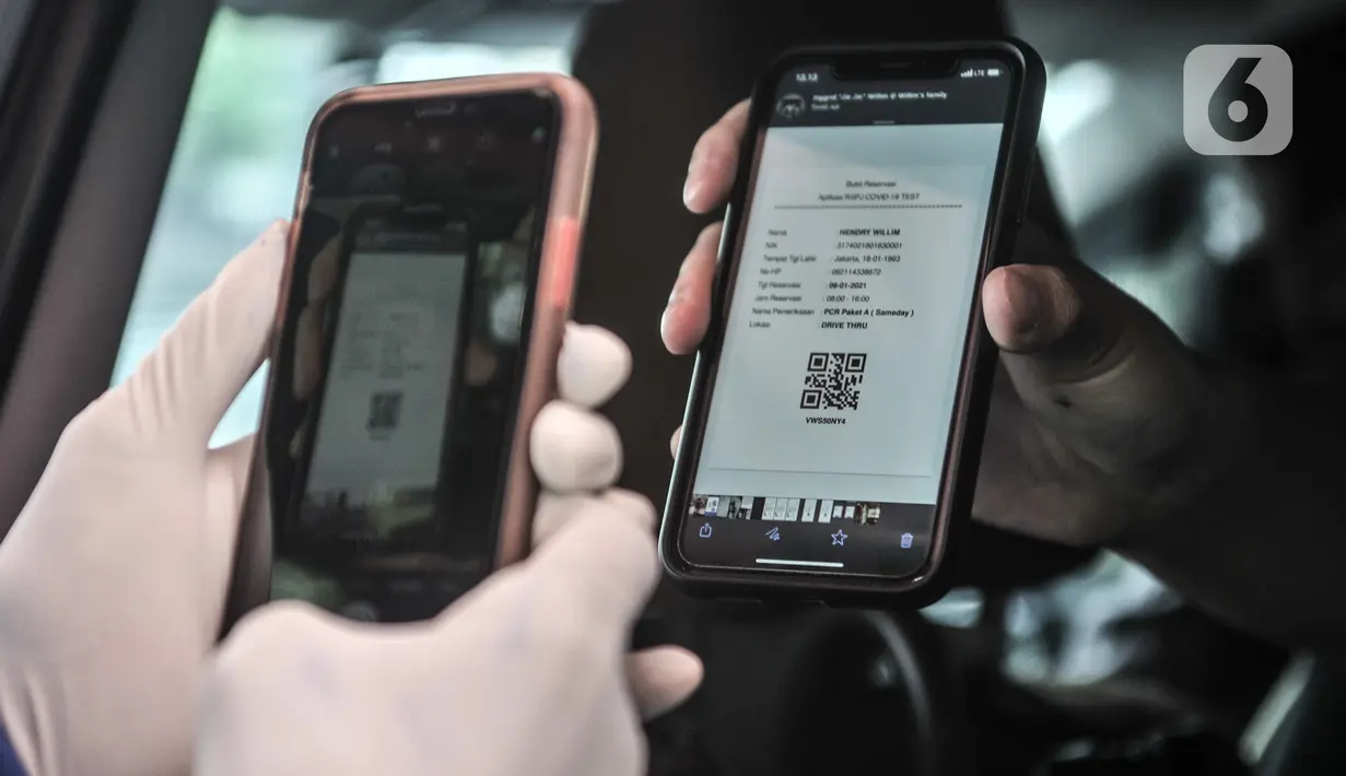 Warga menunjukkan barcode usai mendaftar via online untuk tes usap PCR drive thru di halaman Rumah Sakit Pertamina Jakarta (RSPJ), Rabu (6/1/2021). RSPJ menyediakan layanan tes usap PCR mandiri secara drive thru guna melacak sekaligus memutus penyebaran Covid-19. (merdeka.com/Iqbal Nugroho)