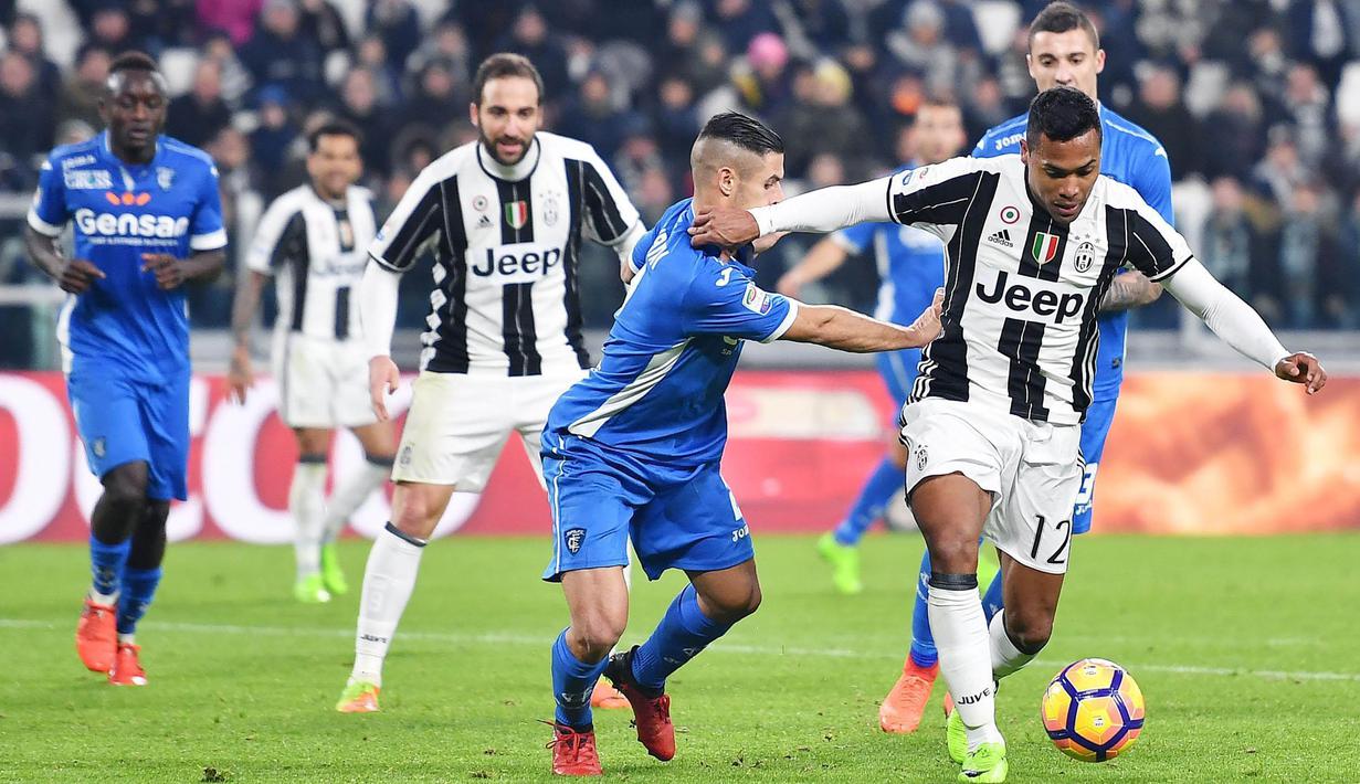 Bek Juventus, Alex Sandro, berusaha melewati bek Empoli, Manuel Pasqual. Pada laga ini Juventus memakai formasi 4-2-3-1, sementara Empoli menggunakan skema 4-3-1-2. (AP/Alessandro Di Marco)