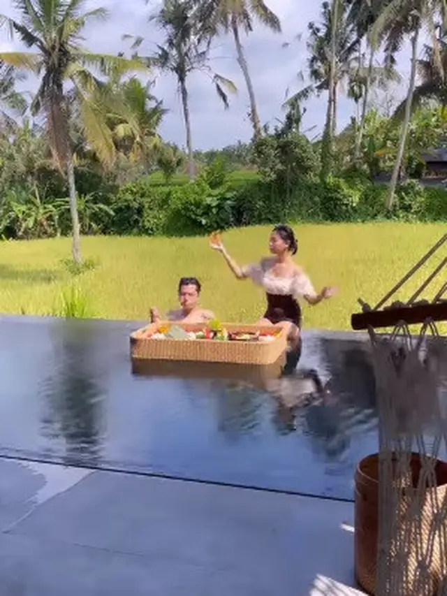 Momen bulan madu romantis Rendi Jhon dan Glenca Chysara. (Foto: Instagram/glencachysaraofficial)