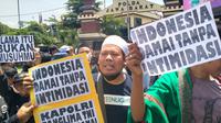 Sejumlah massa pendukung Bahar bin Smith terlihat mendatangi Markas Polda Jawa Barat untuk mengawal proses pemeriksaan terhadap penceramah itu usai dilaporkan atas dugaan ujaran kebencian, Senin (3/1/2022). (Foto: Liputan6.com/Huyogo Simbolon)