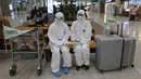 Petugas medis Universitas Nasional Chonnam menunggu mahasiswa China di Bandara Internasional Incheon, Korea Selatan, Selasa (25/2/2020). Korea Selatan menjadi negara dengan pasien virus corona (COVID-19) terbanyak di luar China. (AP Photo/Ahn Young-joon)