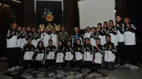 Panglima TNI Jenderal TNI Gatot Nurmantyo bersama para atlet Karateka Junior Indonesia (Istimewa)
