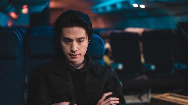 Lee Dong Wook dalam serual "A Shop For Killers". [Foto: Disney]