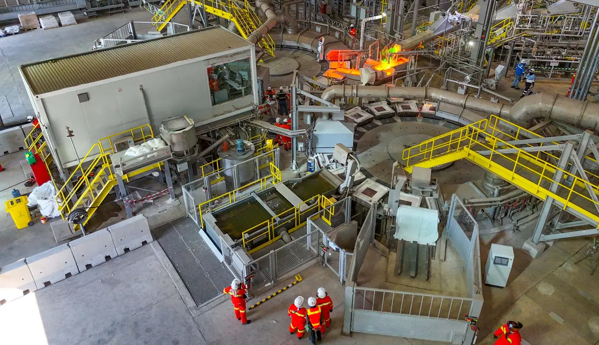 Di smelter ini, tembaga dimurnikan dan diolah menjadi katoda untuk memenuhi kebutuhan produksi baik di dalam maupun di luar negeri. (Sumber foto: Corporate Communication PT Freeport Indonesia)