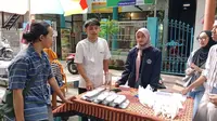 Mahasiswa Poliwangi Banyuwangi ikut berjualan di poasar takjil Ramadhan Street Food (Hermawan Arifianto/Liputan6.com)
