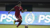 Bek Timnas Indonesia U-19, Samuel Christianson, menggiring bola saat melawan Kamboja U-19 pada laga persahabatan di Stadion Patriot, Bekasi, Rabu (4/10/2017). Indonesia menang 2-0 atas Kamboja. (Bola.com/Vitalis Yogi Trisna)