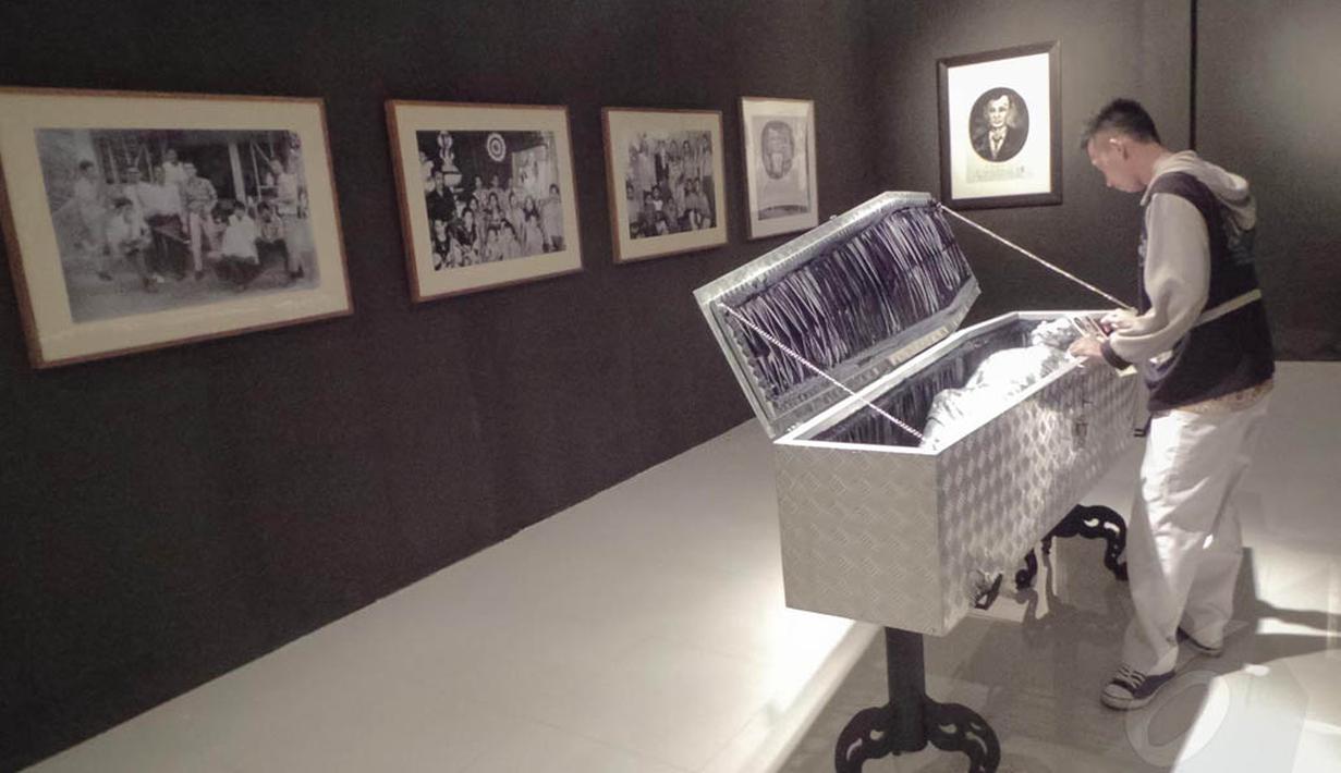 Selain karya instalasi, pameran yang dikurasi Jim Supangkat ini juga memamerkan karya patung dan lukisan, Jakarta, Jumat (15/8/14). (Liputan6.com/Faizal Fanani) 