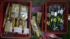 Pihak berwenang Malaysia menyita kuas yang diduga terbuat dari bulu babi dan dijual tanpa label di toko hardware luar Kuala Lumpur, Rabu (8/2). Penyitaan lebih dari 2.000 kuas cat itu menyusul keluhan dari sejumlah konsumen Muslim. (AP Photo/Daniel Chan)