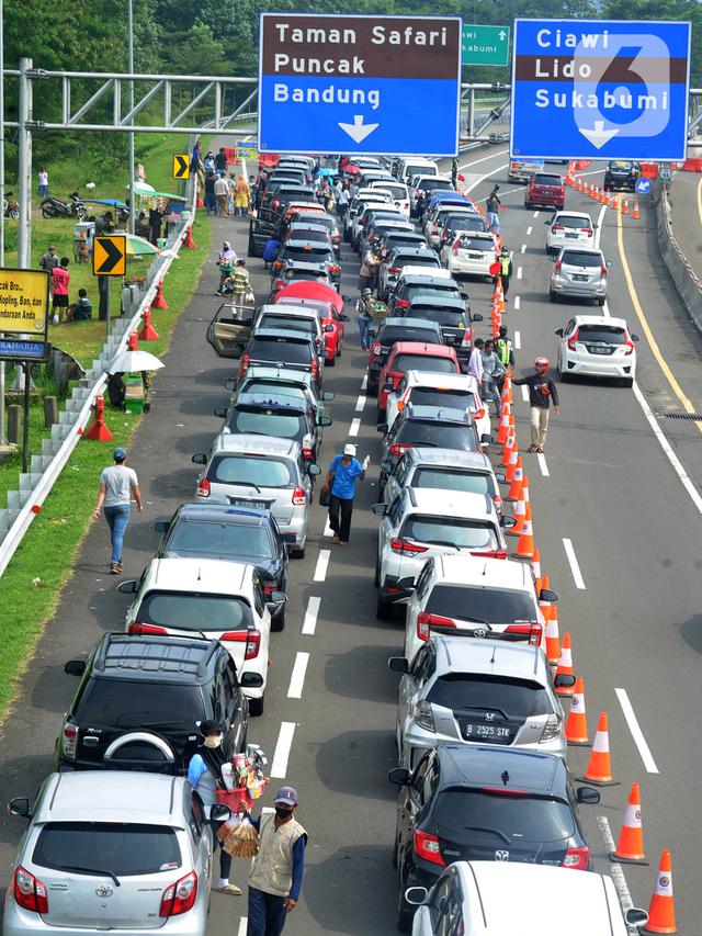 FOTO: Libur Panjang, Lalu Lintas Menuju Puncak Macet