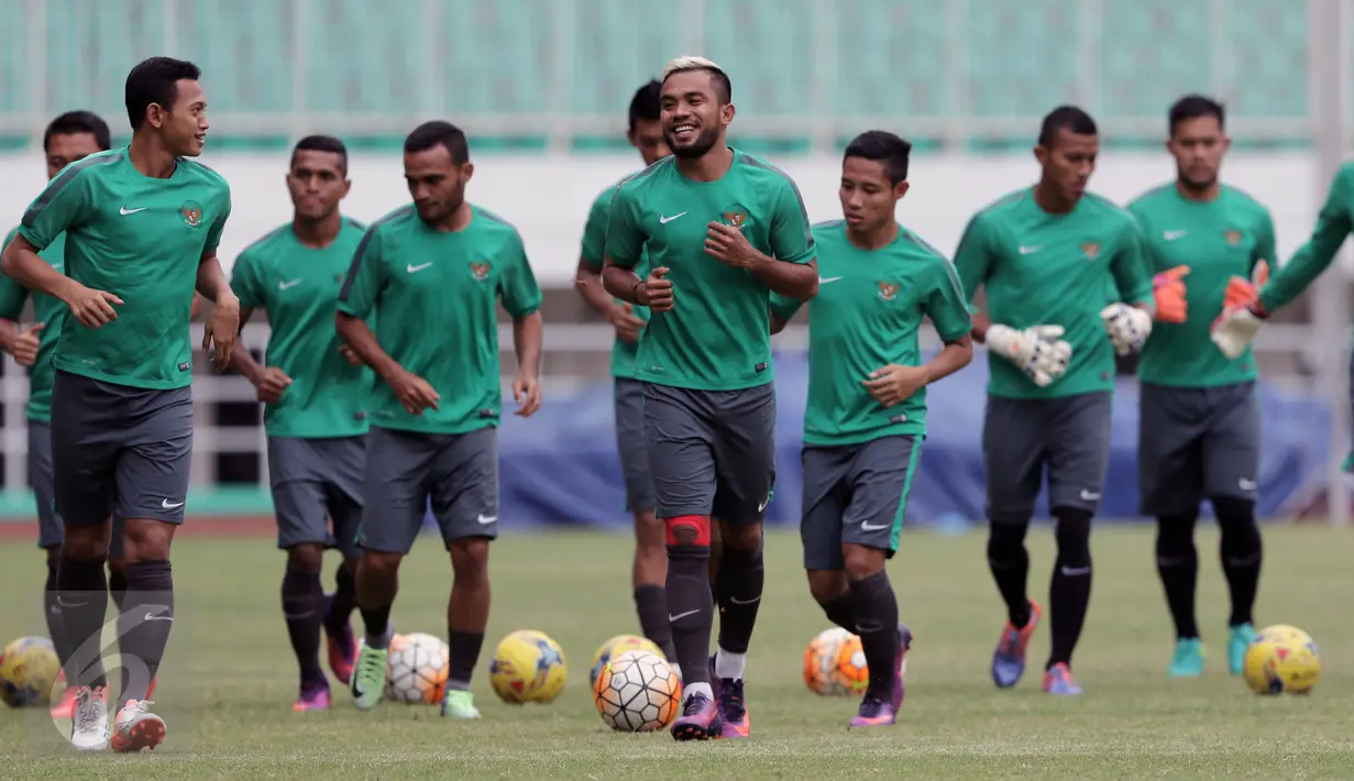 Pemain Timnas Indonesia berlari bersama saat latihan jelang leg 1 Semifinal Piala AFF 2016 melawan Vietnam di Stadion Pakansari, Bogor, Selasa (29/11). Indonesia melakukan latihan tertutup. (Liputan6.com/Helmi Fithriansyah)