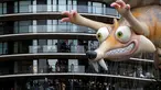 Balon animasi film Ice Age, Tupai Scrat melayang di dekat teras bangunan selama parade tahunan Macy's Thanksgiving Day ke-90 di Manhattan, New York, Kamis (24/11). Parade ini pertama kali diadakan oleh Macy's pada 1924 di New York. (REUTERS/Andrew Kelly)