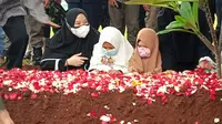 Suasana haru begitu terasa saat jenazah Kapten Afwan tiba di Taman Makam Pahlawan Pondok Rajeg, Cibinong, Kabupaten Bogor.