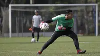 Kiper Timnas Indonesia, Awan Setho, mencari teman saat latihan di Lapangan ABC Senayan, Jakarta, Selasa (20/11). Latihan ini persiapan jelang laga Piala AFF 2018 melawan Filipina. (Bola.com/Vitalis Yogi Trisna)