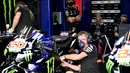 Pembalap Monster Energy Yamaha MotoGP Prancis Fabio Quartararo (kanan) bersiap untuk balapan pada sesi latihan bebas hari ke-2 balapan GP Moto3 di Pertamina Mandalika International Street Circuit, Mandalika, Lombok Tengah, Nusa Tenggara Barat, Sabtu (19/3/2022). (AFP/Sonny Tumbelaka)