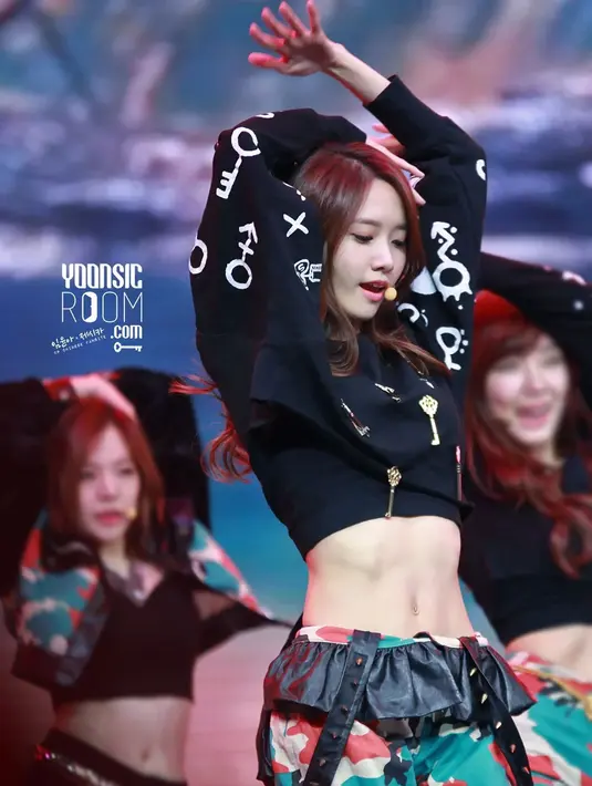 Wanita mana yang tak iri saat melihat perut Yoona yang seksi ini. (Foto: koreaboo.com)