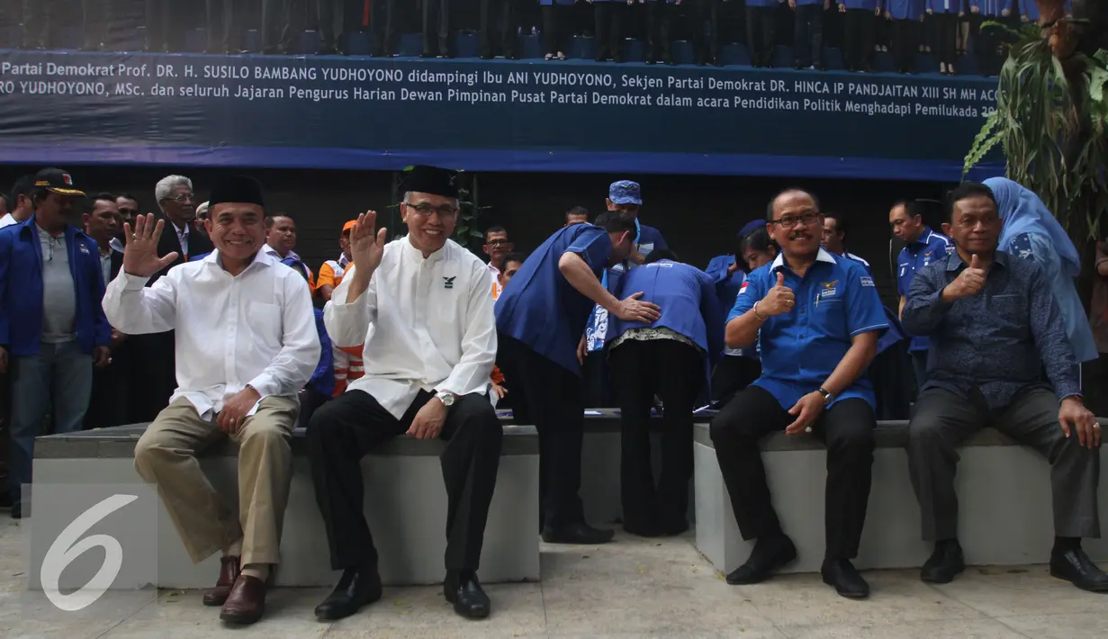 Irwandi Yusuf (kiri) dan Nova Iriansyah (kedua kiri) bersama Suhardi Duka (kedua kanan) dan Kalma Katta ketika deklarasi dan penandatanganan pakta integritas di Kantor DPP Partai Demokrat, Jakarta, Jumat (5/8). (Liputan6.com/Gempur M Surya)