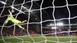 Aksi gemilang kiper Manchester United, David De Gea saat menghalau bola sepakan pemain Liverpool, Philippe Coutinho pada laga Premier League di Stadion Anfield, Liverpool, Selasa (18/10/2016) dini hari WIB. (Reuters/Phil Noble)