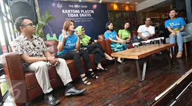 Model atau artis Davina Veronica (kedua kiri) berbicara dalam diskusi bertema 'Kantong Plastik tidak Gratis', Jakarta, (17/2). Penggunaan kantong plastik yang tak dikontrol nantinya  dapat merusak lingkungan. (Liputan6.com/Immanuel Antonius)
