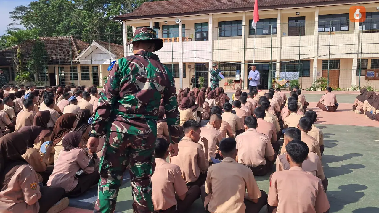 Anggota TNI saat memberikan pelatihan kedisiplinan dan wawasan kebangsaan di SMA Negeri 1 Jampangtengah Kabupaten Sukabumi. (Liputan6.com/Fira Syahrin).