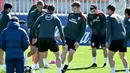 Dengan keunggulan agregat dan rekor kandang yang kuat, Atletico Madrid berada di posisi lebih diuntungkan. Tampak dalam foto, penyerang Atletico Madrid asal Norwegia, Alexander Sorloth (tengah) dan gelandang Marcos Llorente (tengah kiri) menghadiri sesi latihan menjelang pertandingan kedua perempat final Liga Champions 2025/26 melawan Barcelona di tempat latihan klub di Majadahonda, pinggiran kota Madrid, pada Senin 13 April 2026. (Javier SORIANO/AFP)