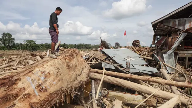 Di desa Lintang Baru Aceh Tamiang, Ada Banyak Rumah Tertimbun Kayu Gelondongan dan Material Lumpur