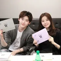 Drama W dibintangi Lee Jong Suk dan Han Hyo Joo. foto: yibada