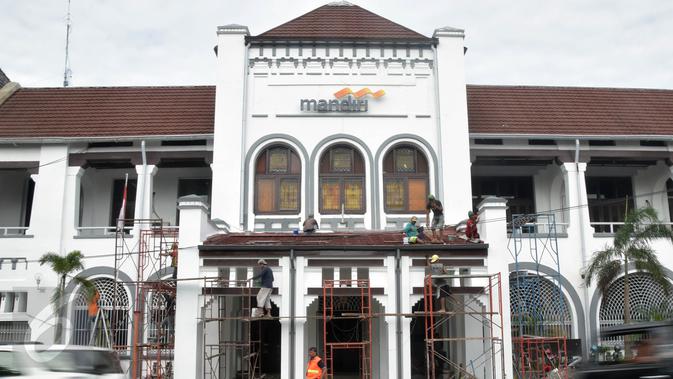 Pekerja sibuk memperbaiki gedung milk bank pemerintah di Kawasan Kota Lama Semarang . Rabu ( 2 /03 /2016 ) langkah ini sebagai restorasi bangunan tua di kota lama  semarang. (Gholib)