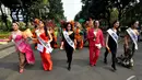 Ratusan waria berbaris rapi saat mengikuti acara Karnaval Seni Budaya DKI Jakarta, Minggu (2/11/2014). (Liputan6.com/Miftahul Hayat)