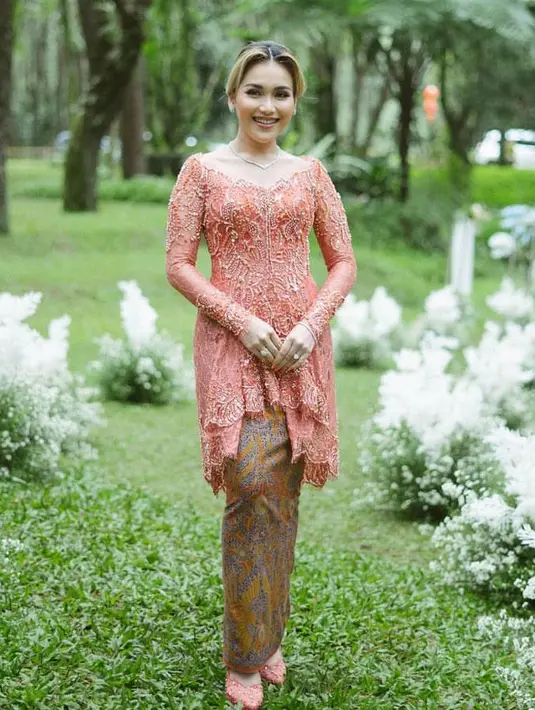 Kebaya berkerah rendah dengan aksen ruffle seperti yang dikenakan Ayu Ting Ting bisa jadi pilihan. [@rikawirtjes].