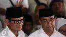 Sandiaga Uno (kiri) bersama Anies Baswedan (kanan) saat memberikan keterangan di DPP Gerindra, Jakarta, Rabu (15/2). Menurut Prabowo pasangan Anies-Sandi telah berjuang setengah mati untuk memberikan hasil yang terbaik. (Liputan6.com/Faizal Fanani)