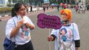 Masyarakat membawa poster sosialisasi UU TPKS saat Car Free Day di kawasan Bundaran HI, Jakarta, Minggu (25/9/2022). Kampanye Undang-undang Tindak Pelaku Kekerasan Seksual (UU TPKS)  tersebut dilakukan agar masayarakat dapat mengetahui UU ini menjadi payung hukum bagi korban kekerasan seksual. Bukan hanya korban yang bisa melaporkan tindak kekerasan seksual, tapi bagi yang mendengar atau melihat juga bisa melaporkan. (Liputan6.com/Angga Yuniar)