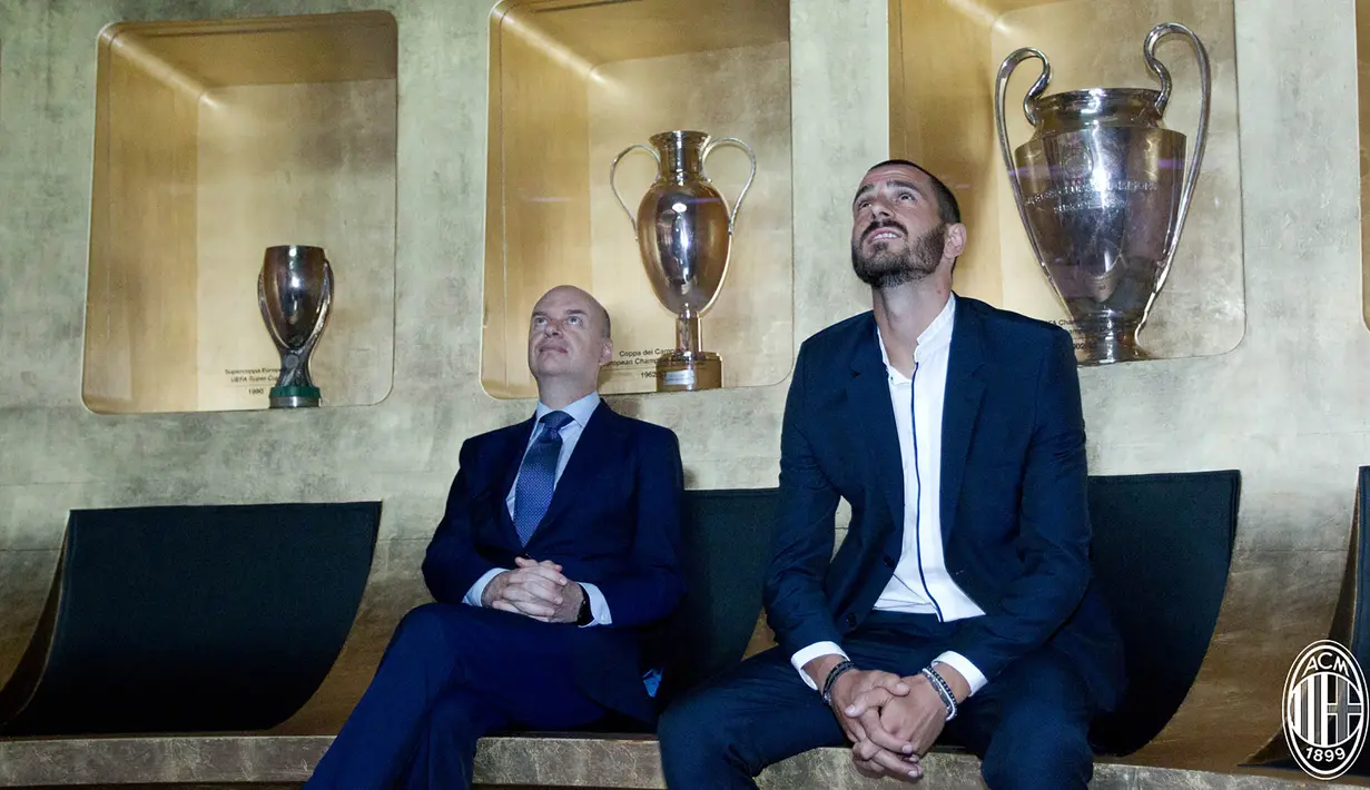 CEO AC Milan, Marco Fassone, foto bersama Leonardo Bonucci di Casa Milan, Milan, Jumat (14/7/2017). AC Milan resmi mendatangkan mantan bek Juventus itu dengan harga 36,7 juta poundsterling. (AC Milan)
