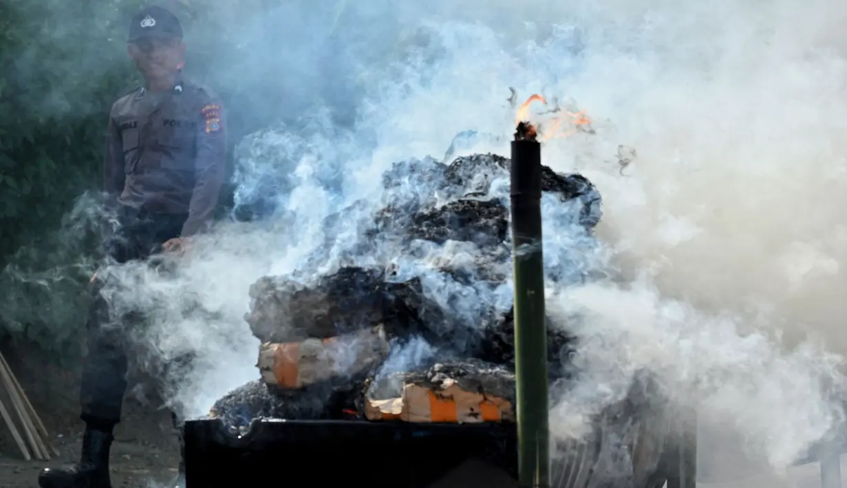 Pemusnahan narkoba jenis sabu dilakukan dengan cara dilarutkan ke dalam zat kimia kemudian dibakar dengan menggunakan tungku gas. Sementara untuk ganja dimusnahkan dengan cara dibakar. (CHAIDEER MAHYUDDIN/AFP)