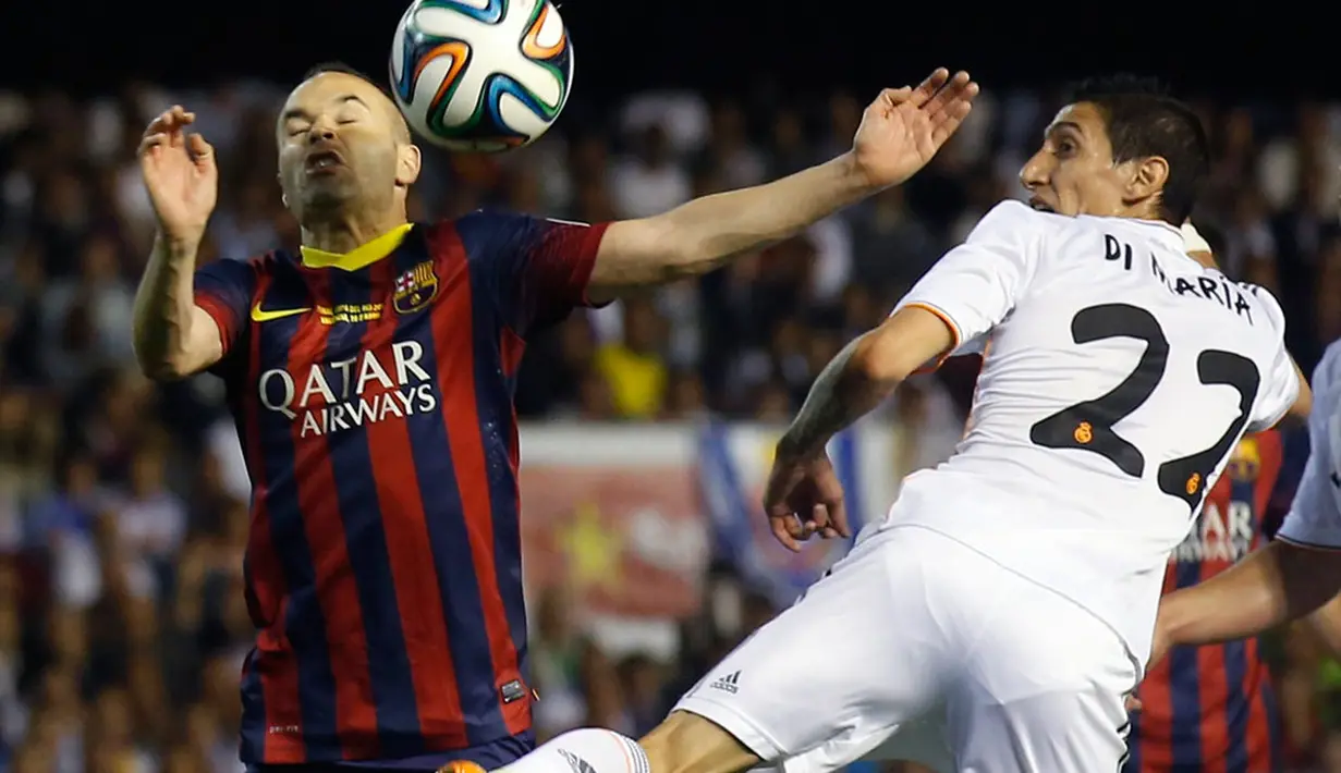 Pemain Barcelona, Andres Iniesta (kiri) berebut penguasaan bola atas dari Angel Di Maria (Real Madrid) pada laga final Piala Raja, di stadion Mestalla, Valencia (17/4/2014). (REUTERS/Albert Gea)