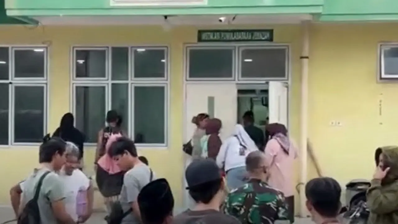 Warga dan keluarga korban penganiayaan TNI mendatangi rumah sakit