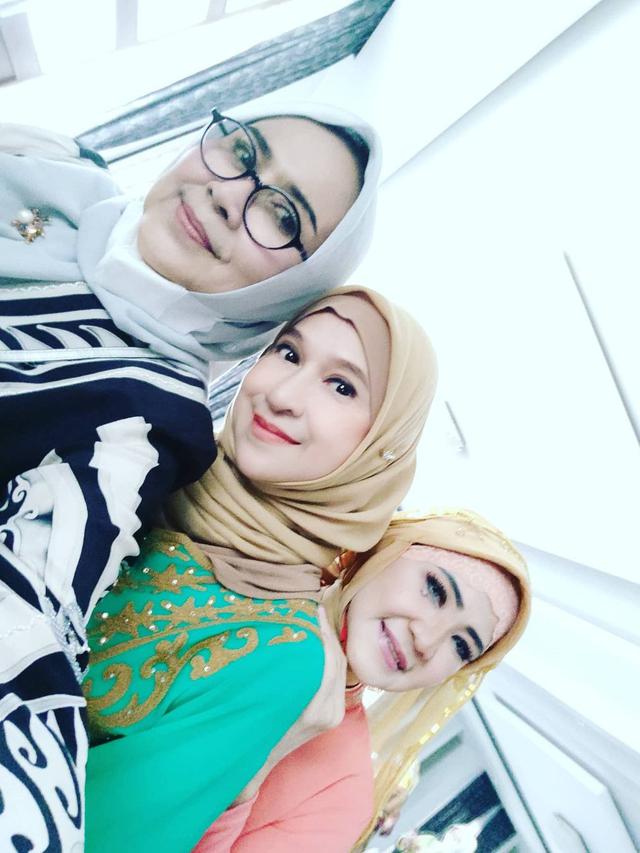 7 Potret Terbaru Dian Piesesha, Penyanyi Era 80-an yang Makin Anggun Berhijab