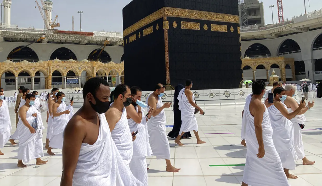 Umat muslim mengelilingi Kakbah mengenakan masker dan menjaga jarak untuk membantu menghentikan penyebaran virus corona COVID-19 saat pelaksanaan umrah di Masjidil Haram, Makkah, Arab Saudi, Minggu (30/5/2021). (AP Photo/Amr Nabil)