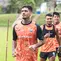 Shayne Pattynama (tengah) tampak santai dalam menjalani sesi latihan Persija Jakarta yang diadakan di Persija Training Ground, Depok, pada Senin (2/2/2026) sore WIB. (Bola.com/Nur Iman Ali)