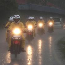 Naik motor saat hujan, perlu beberapa hal yang perlu dipersiapkan (Foto: astra-honda.com).