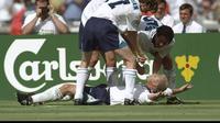 Bintang timnas Inggris, Paul Gascoigne, usai mencetak gol ke gawang Skotlandia, pada penyisihan Grup A Piala Eropa 1996, di Stadion Wembley, 15 Juni 1996. (UEFA). 